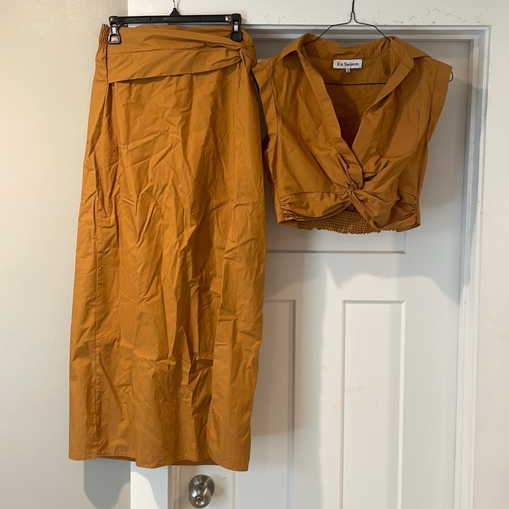 En Saison set perfect for fall, never worn